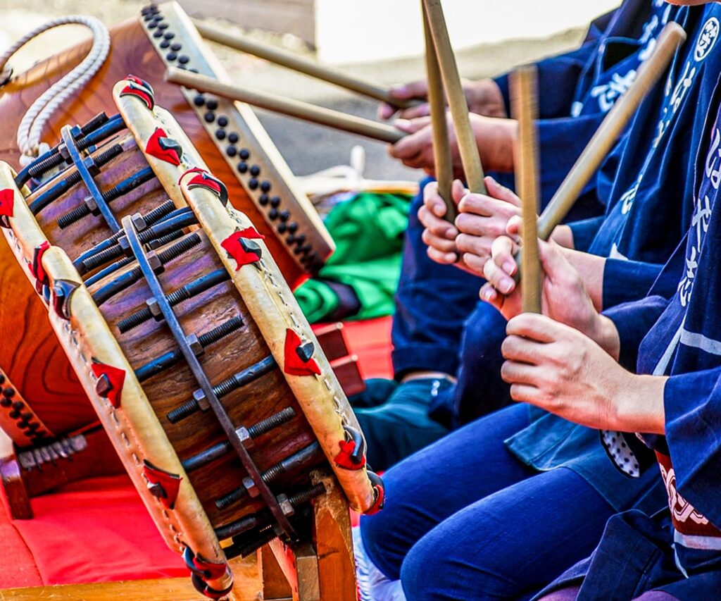和太鼓を叩いている様子